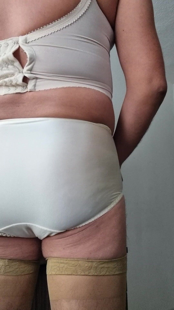 My panties: Eller sertçe, iki titreşim cihazının yardımıyla, naylon pantolonumla orgazm oluyorum