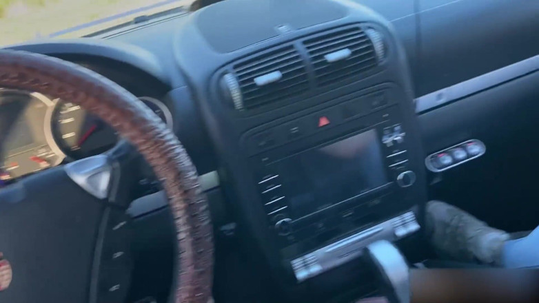 Erect Dick: En 18-årig flicka onanerar utomhus! Fingrar fitta i bilen! POV!