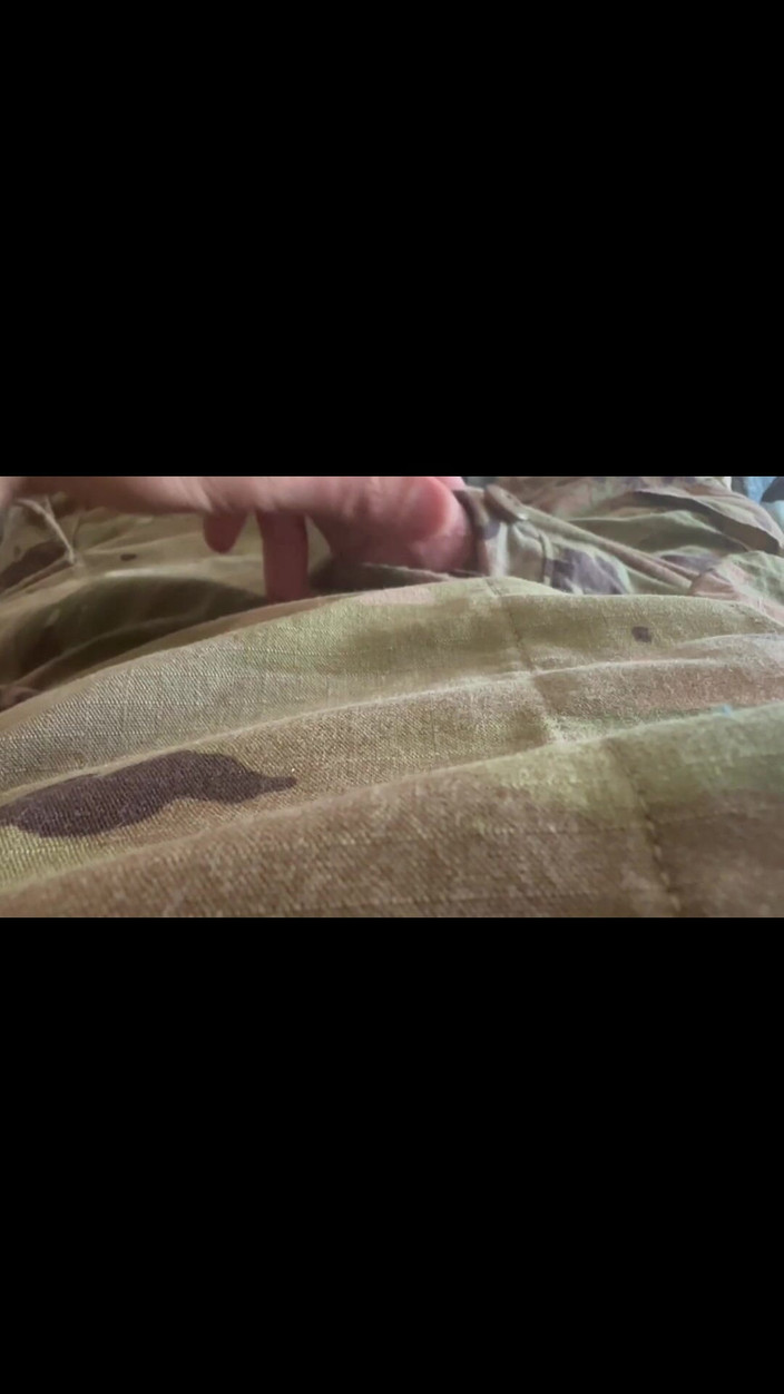 Gay Soldier Stuff: Zich in uniform aftrekken tot een condoom dat al vol...
