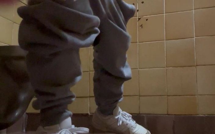 10 inch daddy: Masturbasi di toilet