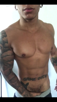 Exxtevao: Gay sobre Musculs