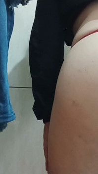 Arătându-i micul meu cur tatălui meu vitreg - porno subtitrat