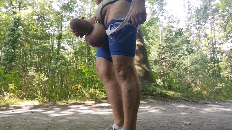 Monster_Meat_: Exhib selfsucking v parc