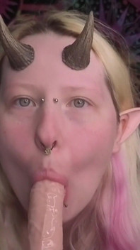 Une femdom tiefling te suce et te baise l’âme