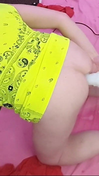 Masturbación con consolador anal en la máquina de follar