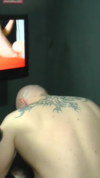 La sexy bbw ha penetrato avidamente la sua figa arrapata nella cabina del porno