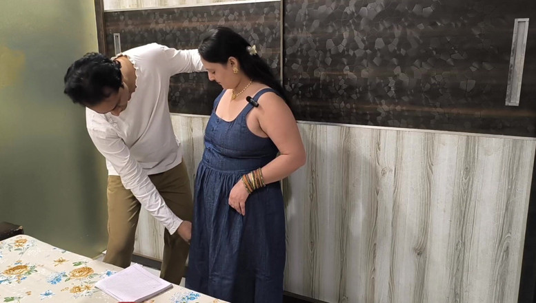 Desi chudai hub: Puja bhabhi baise avec un tailleur pour une robe sans...