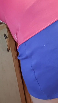 J’ai touché ma culotte secrètement et risquéement pendant que ma demi-sœur préparait le dîner devant moi