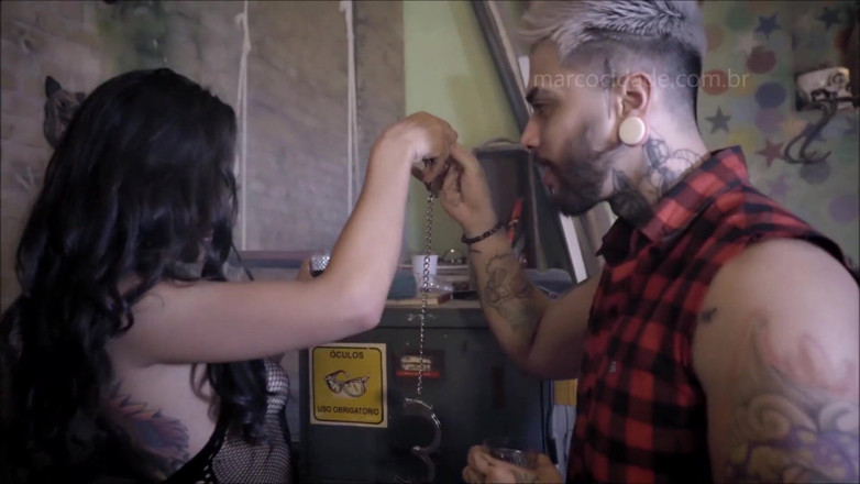 Docedeleite: Casal tatuado chama uma prostituta de luxo nerd para foder