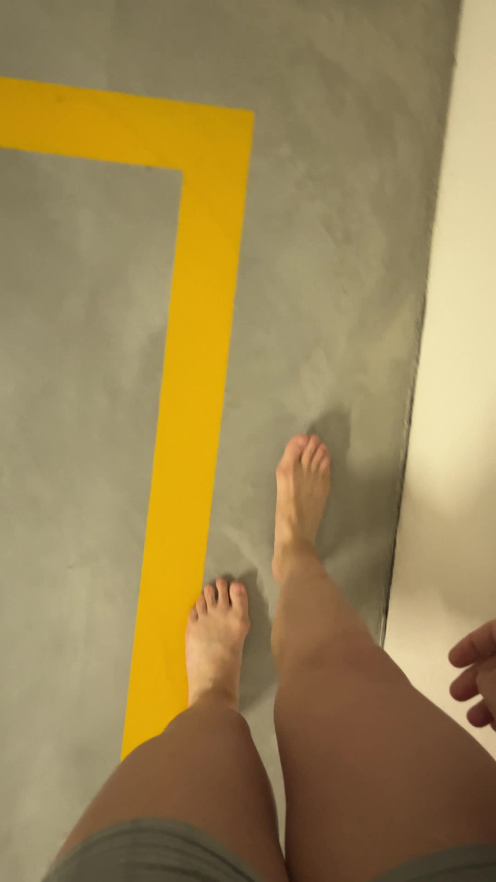 Feet: 到处赤脚走路