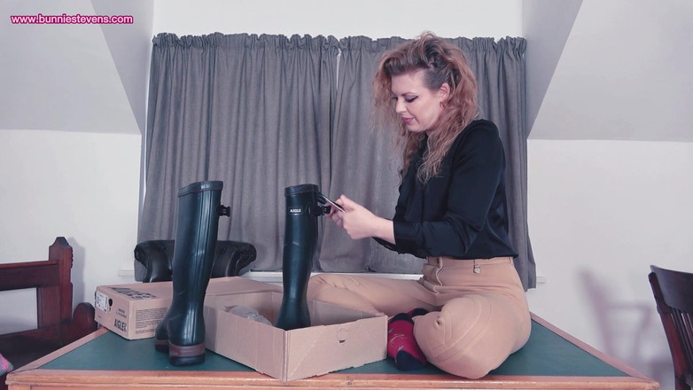 Bunnie Stevens: My New Wellingtons'i deniyorum