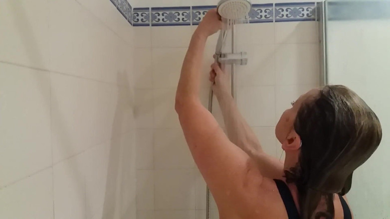 martinawest: Duşta Sıkı Bir Mayo Giymiş Büyükanne!