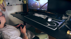 Toma Mur: Stepmom Seduces Stepson Under Desk for Facial While He Games