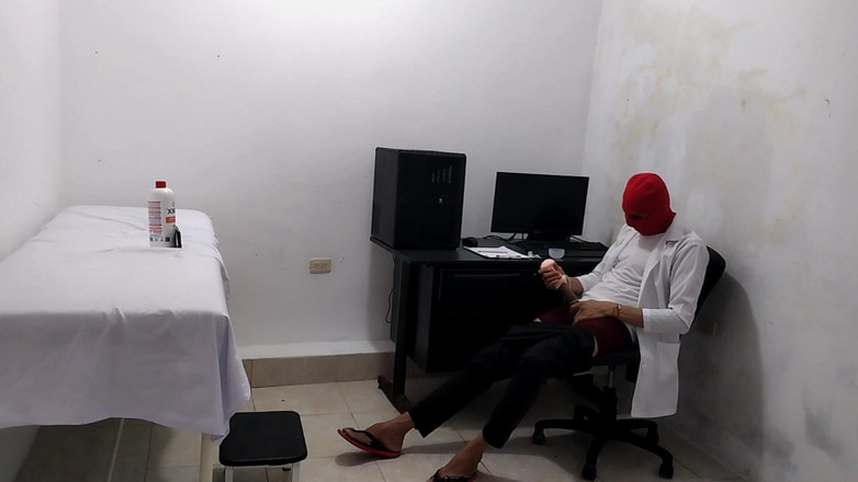 Goky: Un docteur pervers se masturbe après avoir soigné une jolie...