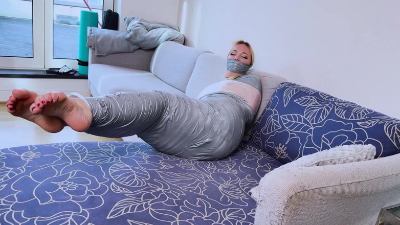 Latina Fetish: Lil Missy mumifierad i cling film och tejp (hd +bts)
