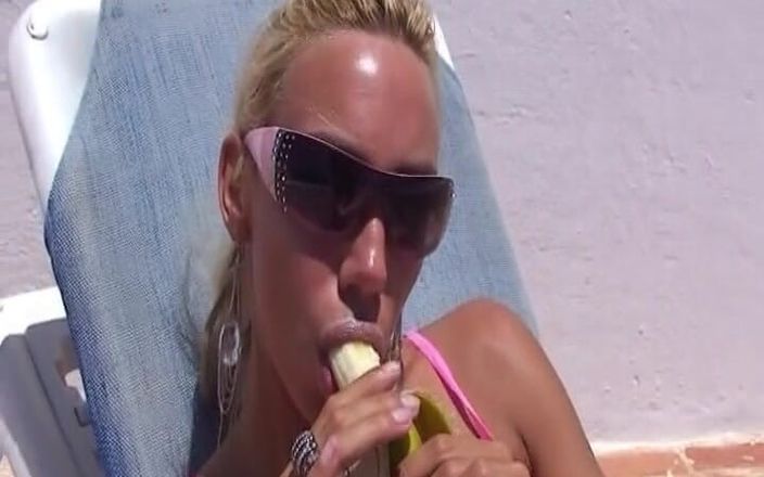 German Amateur Videos: Perfeita gata da Alemanha provocando na piscina
