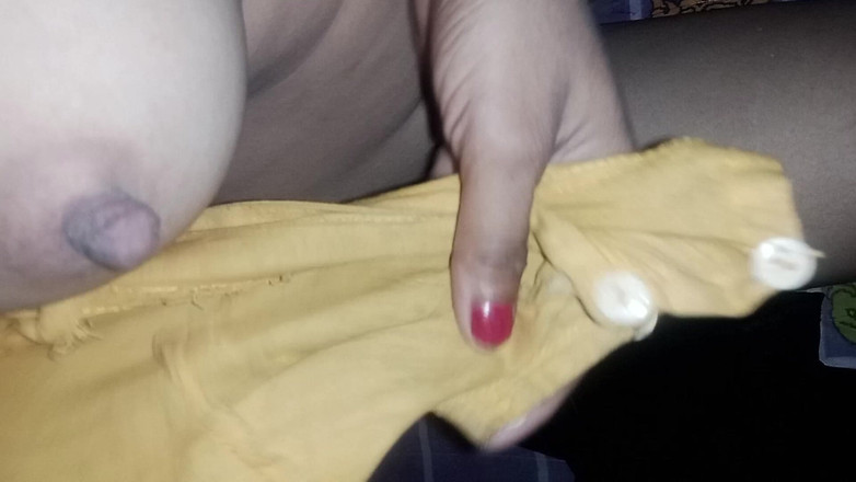 Pede: 女孩脱下衣服爬上我。苗条的女孩