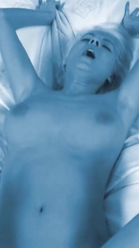 Une blonde sexy aux seins énormes se masturbe devant un mec à grosse bite et baise