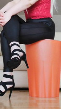 하이트 지옥과 라텍스 바지로 다리를 두드리는 Raven Toe