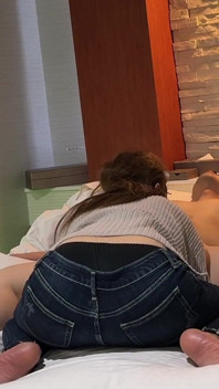 Eşimle birlikte gece kalacak bir oda ayırttık ve o sabah cuckold oldu.