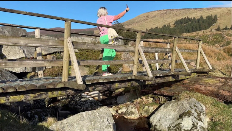 Emma Voyeur: सार्वजनिक रूप से पथपाते हुए पकड़ा गया ... उसने मुझे खत्म करने में मदद की