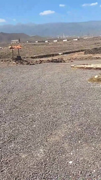 Pancutan cepat dalam mulut semasa kami berjalan benar-benar bogel di bawah tingkat biru