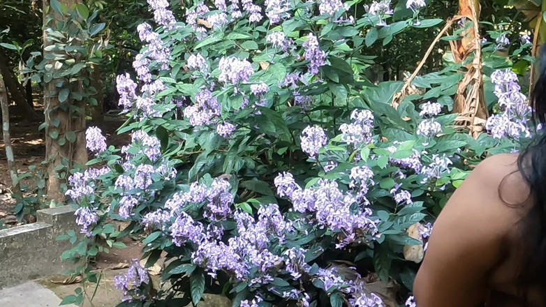 Anne Ipe: Une belle fille desi se déshabille dehors dans le jardin