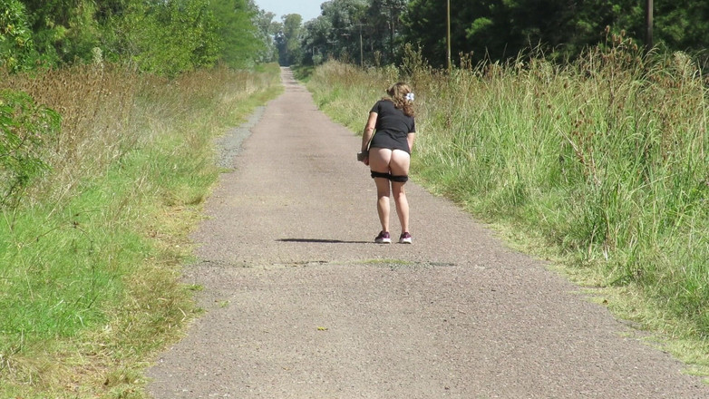 Milfcamsex: Патриція роздягається під літнім сонцем