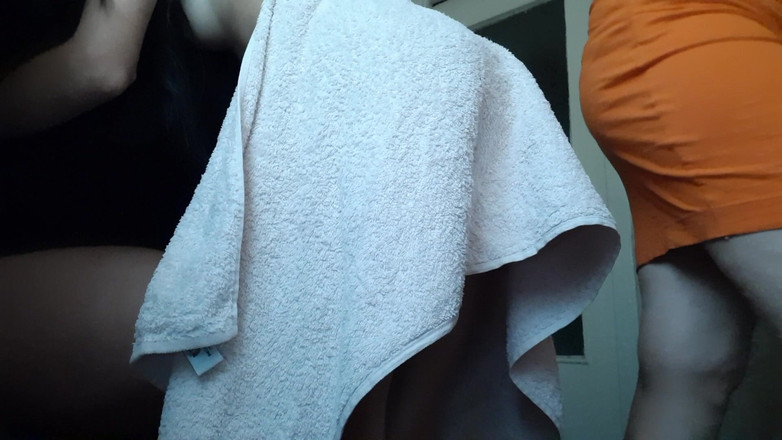 Lesbian-illusion: Üvey kız kardeşim bulaşıkları yıkarken, kız arkadaşı masanın altında amımı...