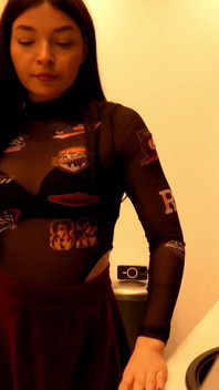 Une étudiante brune sexy avec un gros cul en mini-jupe enlève ses sous-vêtements pour exhiber sa chatte charnue et moulante