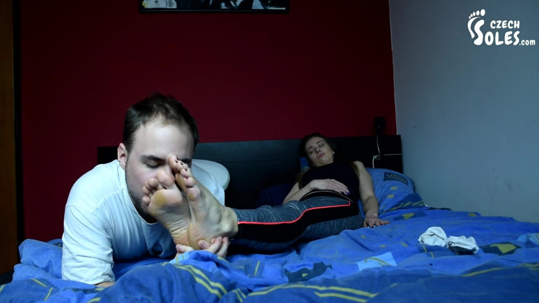 Czech Soles - foot fetish content: Elle se fait prendre en train de renifler ses chaussettes...