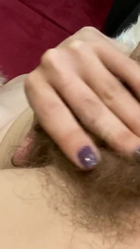 Clítoris grande, grandes labios y coño peludo frotando