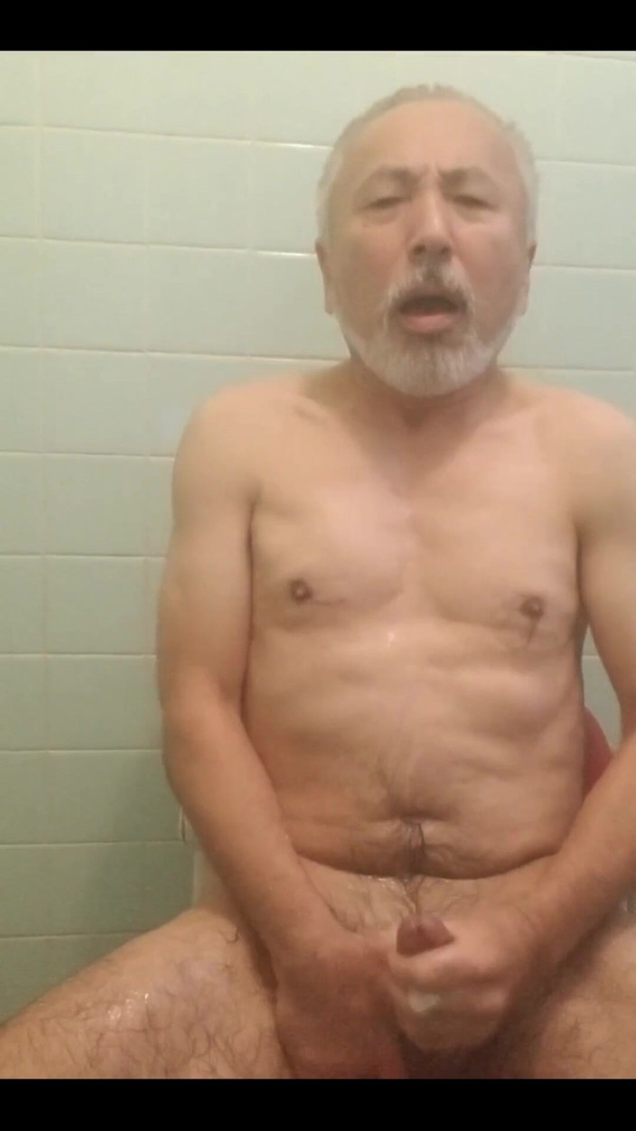Japanese daddy: Im badezimmer masturbieren