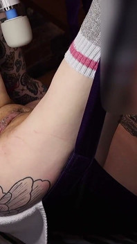Fisting la moglie sottomessa fino all'orgasmo e la riempie di creampie