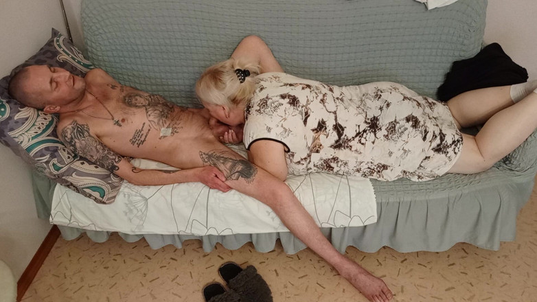 Zona901: Ibu tiriku lagi asik nyepong kontolku dan telan sperma hangatnya