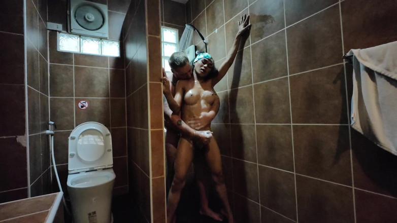 Jimbob Star Trans: Jimbob en Moana neuken onder de douche