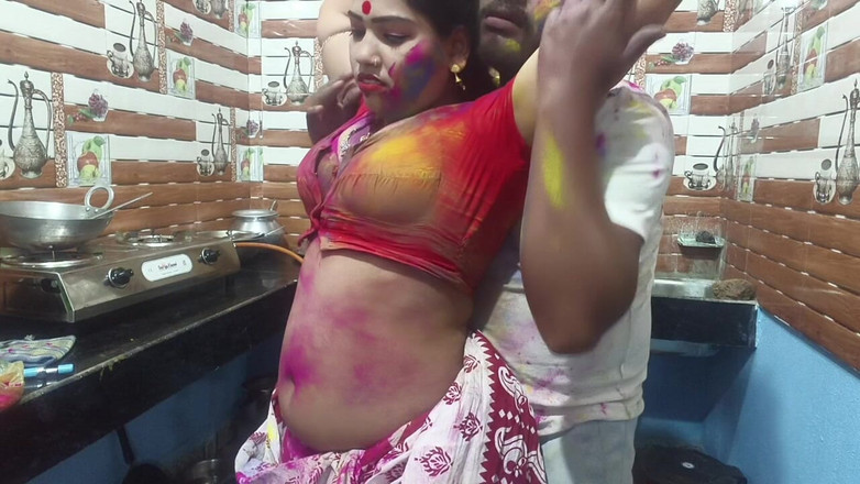 Sona bhabhi: Mooie Bengaalse Bhabhi geniet van Holi-special met haar buren toegepast...