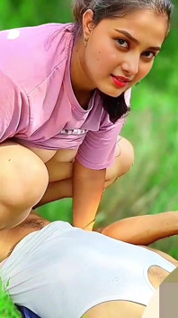 Il fratellastro insegna alla sua sorellastra come scopare