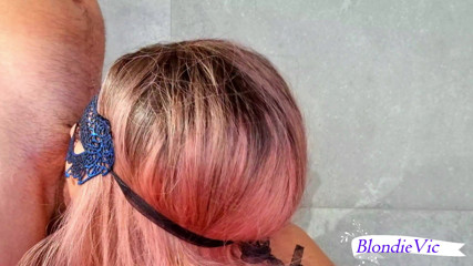 BlondieVic: Une modèle de maillot de bain fait une pipe, baise...