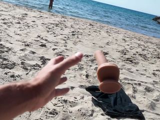 ExpressiaGirl: Kurvig nudist och på stranden. Rolig dildo! "Hej då!"