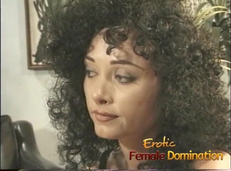 Erotic Female Domination: Două stăpâne țâțoase se distrează cu sclavul lor