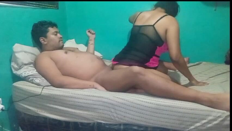 BigassMILF40: Orta yaşlı seksi üvey anne ters kovboy kız onun lezzetli götüne...