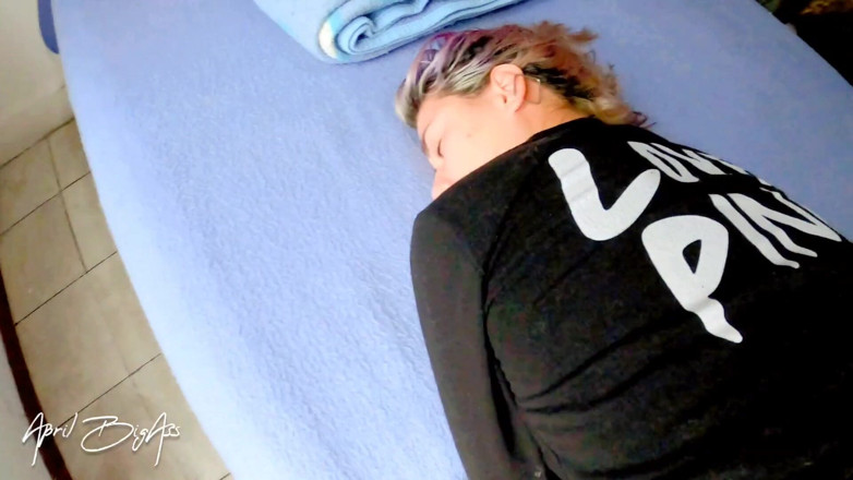 April BigAss: 보지와 엉덩이를 위해 자지를 구걸하는 십대(18+) 결국 그녀는 모든 정액을 마신다