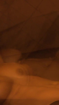 Dee è una troia latina nera in lingerie scopa un grosso cazzo in profondità fino alle palle