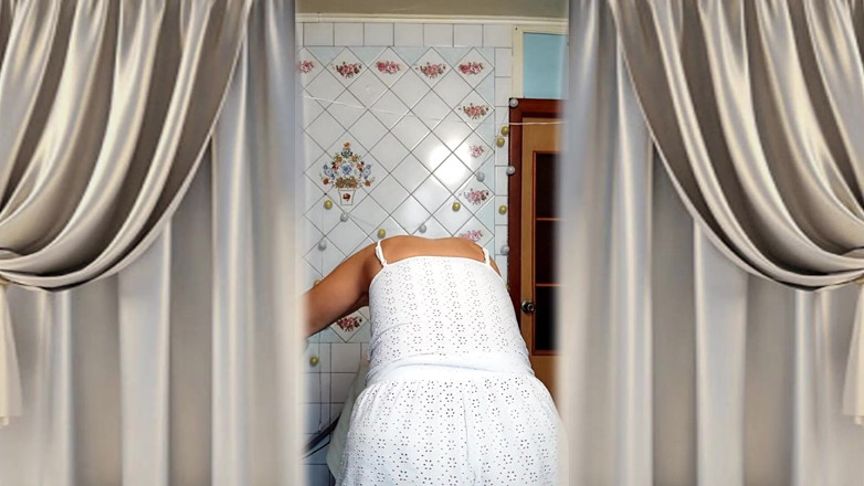 Lukerya: 집에서 카메라를 위해 포즈를 취하는 미시 우크라이나 여성