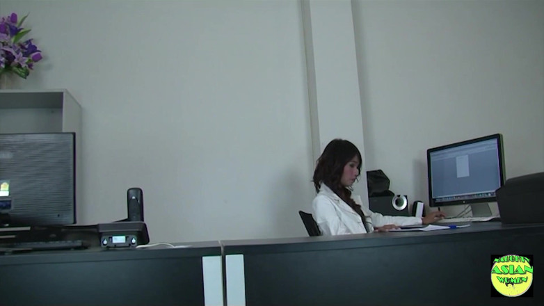 Naughty Asian Women: Quente asiática gata faz boquete na garganta profunda e é tomada...