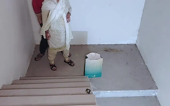 Faryal: Girlfriend Ki Khala Ko Choda-late Night Gifting Date on Stairs
