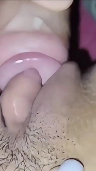 Il frottait la tête de sa bite contre mon clitoris, je n’ai pas pu résister