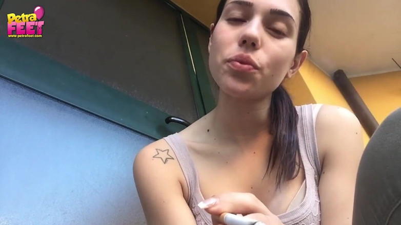 Smokin Fetish: Sweet Italian brunette likes smoking outdoors