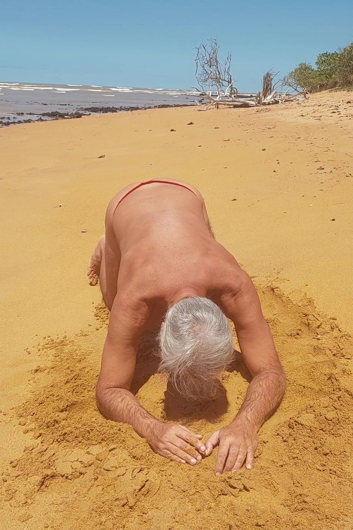 Ladysilvas: Ladysilva shemale sulla spiaggia in mutandine mostra il suo culo...